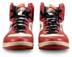 乔丹当年扣碎篮板的那双鞋拍出61.5万美元，创球鞋拍卖历史最高记
